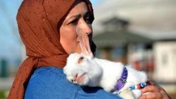 Sahiplendiği keçi yavrusuna evladı gibi bakıyor