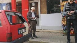 Para vermeyen babasının aracını taşladı