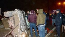 Otomobil aydınlatma direğine çarptı: 1 ölü