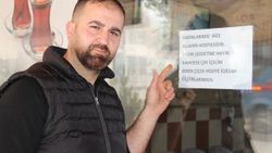 Kahvehane işletmecisi çay ile birlikte gül dağıttı
