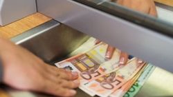 Kırşehir'de dalgınlıkla müşteriye 20 bin lira verdi