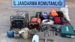 Konya'da kaçak kazı yaparken jandarmaya yakalandılar