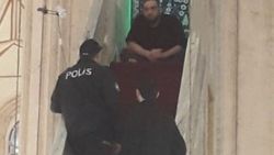 Minbere çıkan şahsı polis indirdi