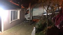 Sakarya'da kamyonet eve girdi