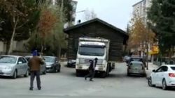 Çorum'da evini kamyonla taşıdı