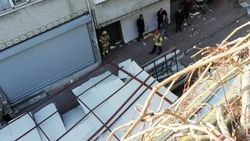 Uçan çatının altında kalmaktan saniyelerle kurtuldular