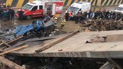 İzmir'de hurda yüklü tır yoldan çıktı: 1 ölü