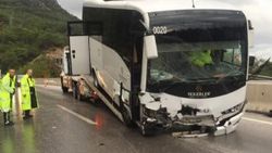 Antalya'da servis aracı kaza yaptı: 17 yaralı