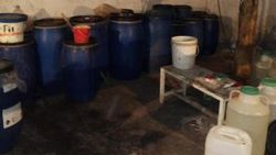 Muhtarın evinden 100 bin liralık sahte içki çıktı