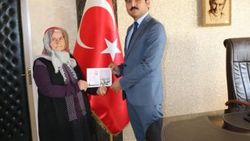 Okuma yazmayı geç yaşta öğrendi, kitap çıkardı