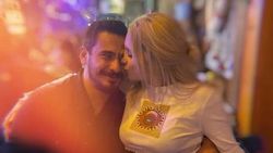 Hayal Köseoğlu'ndan aşk pozu