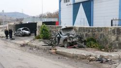 Gaziantep'te park halindeki tır, freni boşalınca 5 aracı biçti