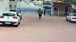 Hatay'da rüzgarın etkisiyle savrulan kadın