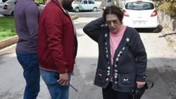 78 yaşındaki kadın, kapkaççılara çantasını kaptırmadı