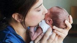 Hazal Kaya'nın bebeğiyle ilk fotoğrafı