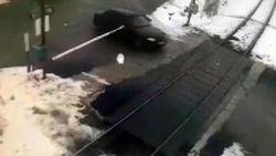 Sürücü, trenin geçişini beklememek için bariyerleri kırdı