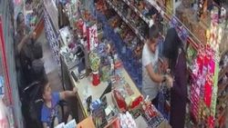 İzmir'de komşunun hırsızlığı kamerada