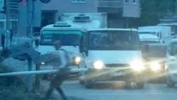 Minibüs şoförü, hemzemin geçitteki bariyeri söktü