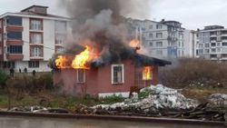 Ordu’da tek katlı bina alevlere teslim oldu