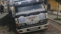 Avcılar'da su borusu patlayınca yol çöktü