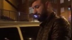 Polisleri görünce yanındaki çocuğu bırakıp kaçtı