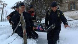 Evinin yolu karla kapanan engelliyi 2 kilometre taşıdılar