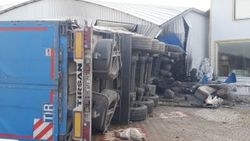 Bursa'da bira yüklü tır mobilya mağazasına girdi