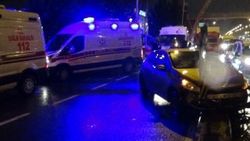 Diyarbakır'da otomobil refüje çarptı: 5 yaralı