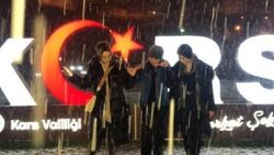 Kars'ta geciken kar yağışı sevinçle karşılandı