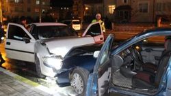 İki otomobil köprü çıkışında çarpıştı: 6 yaralı