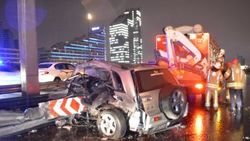 İstanbul'da cip yol kenarındaki bariyerlere saplandı