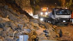 İstanbul'da istinat duvarı çöktü