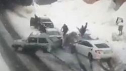 Karlı yolda 9 otomobil birbirine girdi