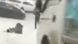 Ayağı kayan kadın, kamyonetin altında kalıyordu