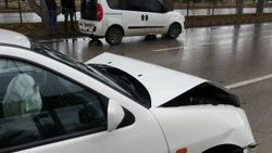 Otomobil, hafif ticari araca arkadan çarptı: 2 yaralı