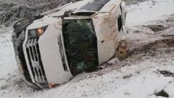 Konya'da öğretmen ve öğrenci taşıyan servis devrildi