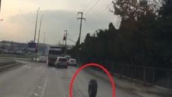 Kamyondan fırlayan tekerlek, trafikte metrelerce ilerledi