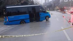 Ankara'da içi dolu dolmuş, çöken yolun içine düştü