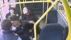 Kızını rahatsız eden şüpheliye anneden yumruk