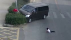 Yaya geçidinden geçen 5 yaşındaki çocuk ölümden kurtuldu