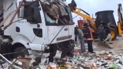 Şanlıurfa'da tır markete daldı: 4 yaralı