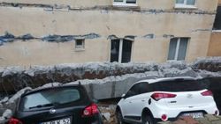 Kartal'da sitenin otoparkında duvar çöktü