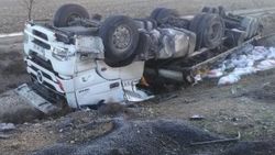 Buzlu yolda araçlar şarampole yuvarlandı: 12 yaralı
