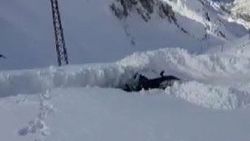 Yüksekova'da kar kalınlığı, iş makinesinin boyunu aştı
