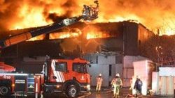 Zeytinburnu’nda dokuma fabrikasında yangın