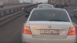 Seyir halindeki aracının camından el bombası attı