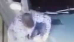 Elini kaputa sıkıştıran adamın zor anları