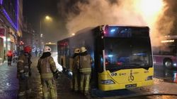 Kadıköy'de İETT otobüsü alev alev yandı