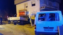 Minibüsle çarpıştı, savrularak evin balkonuna girdi