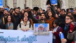 İstanbul Üniversitesi öğrencilerini darbeden polis uzaklaştırıldı